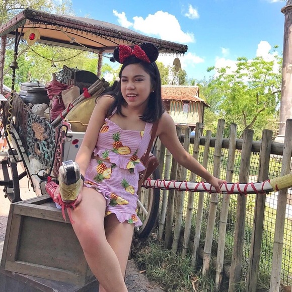 Meet your Posher | Elyssa Shaine - Picture 4 of 4